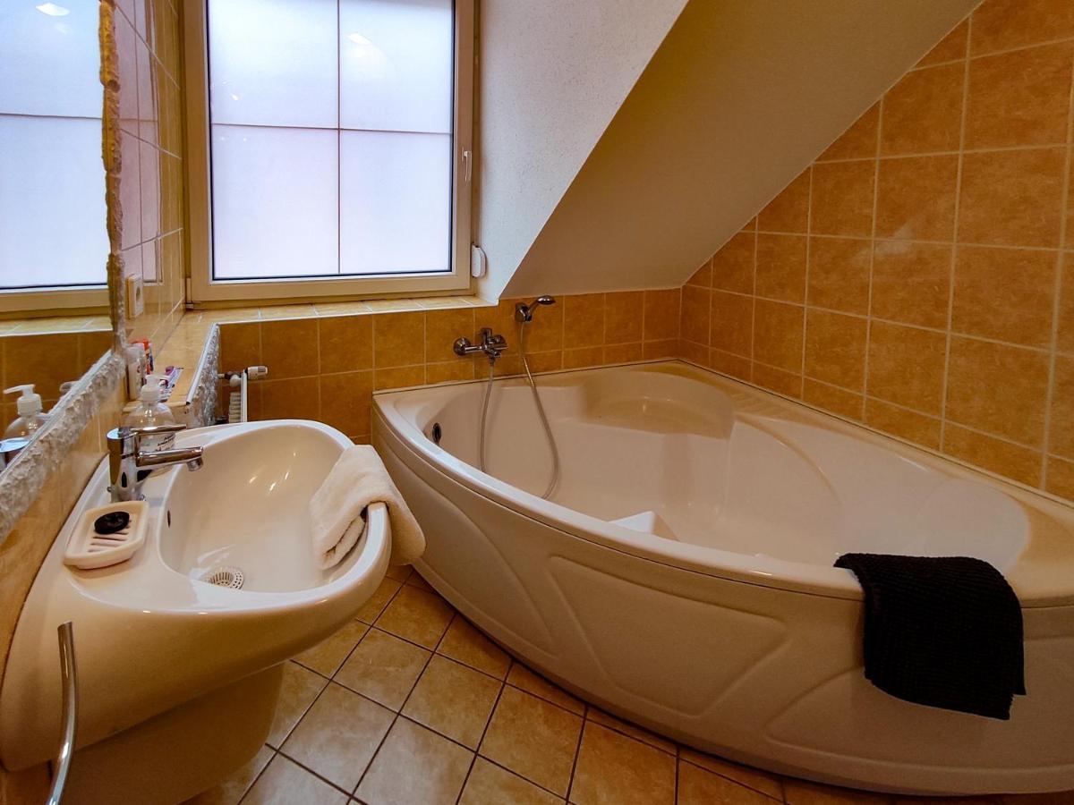Afrodite Apartmanhaz Eger Extérieur photo